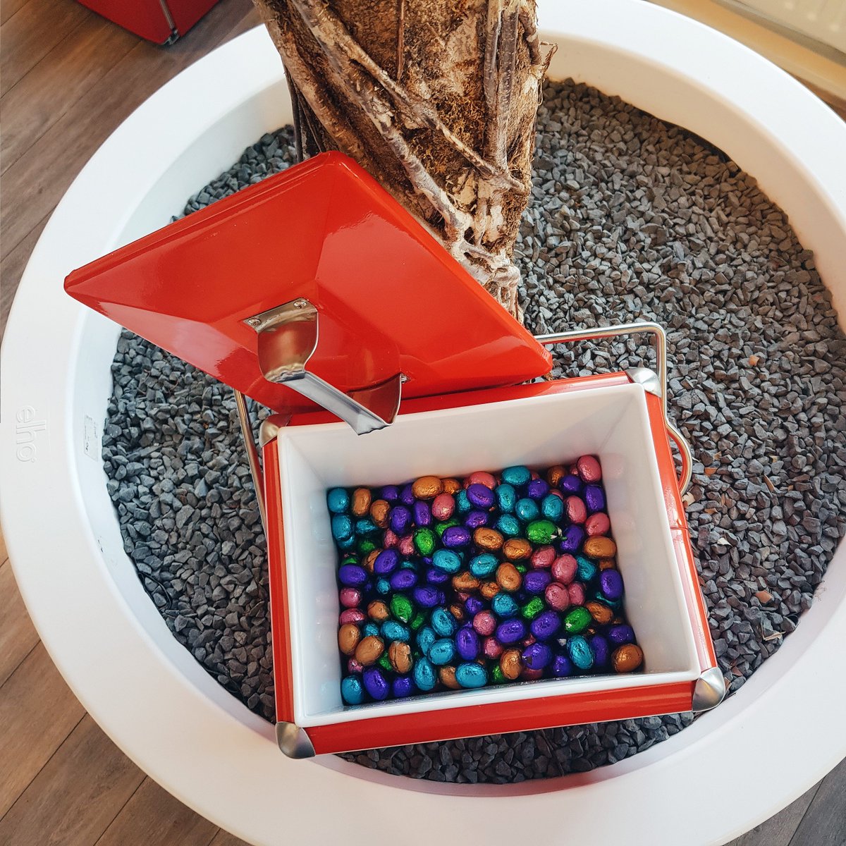 CLAFIS's tweet image. Je hoeft bij ons de eitjes niet te zoeken, alleen maar te tellen! Raad jij hoeveel #paaseitjes er in de #CLAFIS #Koelbox zitten? Dan is deze, mét inhoud, voor jou. Op #donderdag 18 april maken wij de #winnaar bekend!