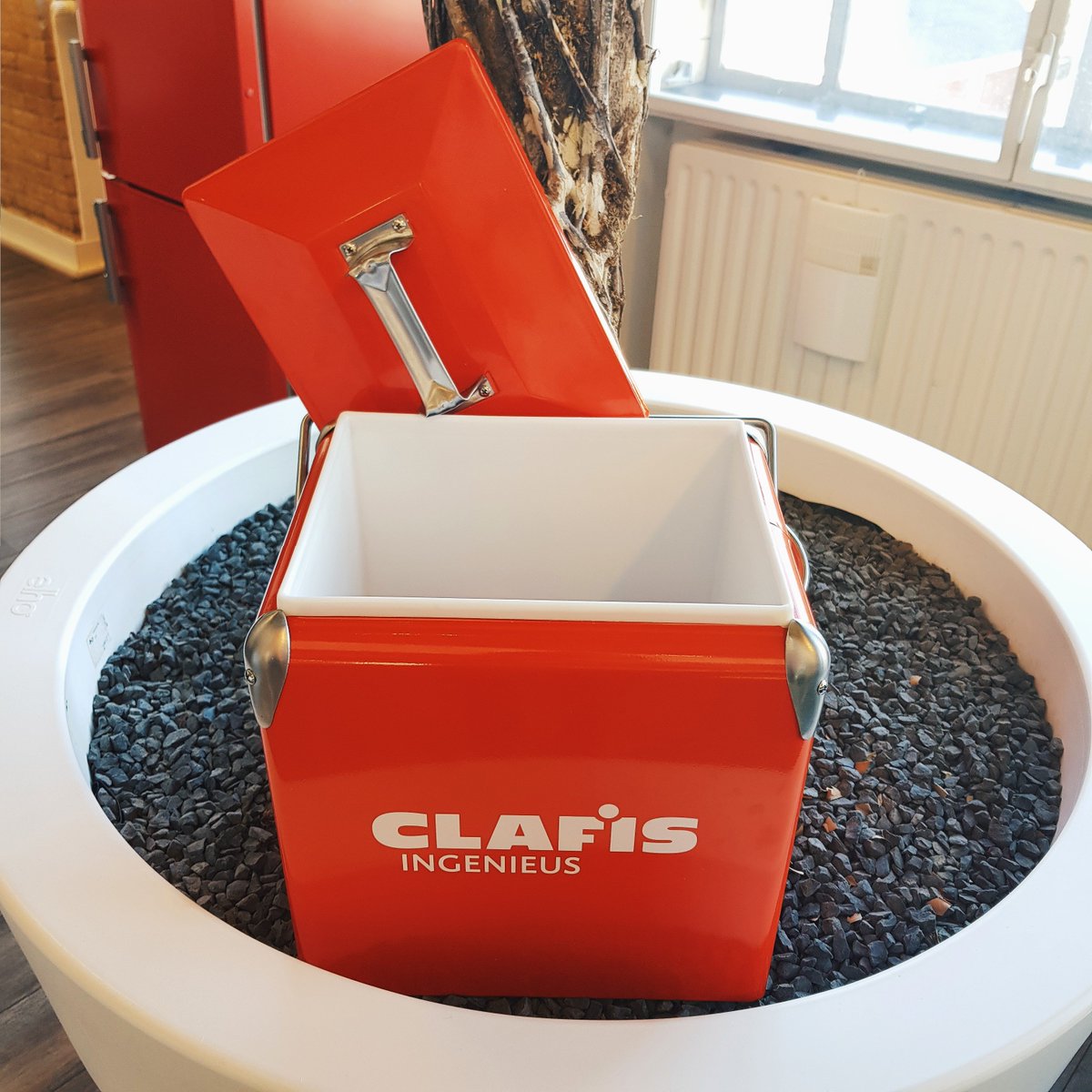 CLAFIS's tweet image. Je hoeft bij ons de eitjes niet te zoeken, alleen maar te tellen! Raad jij hoeveel #paaseitjes er in de #CLAFIS #Koelbox zitten? Dan is deze, mét inhoud, voor jou. Op #donderdag 18 april maken wij de #winnaar bekend!