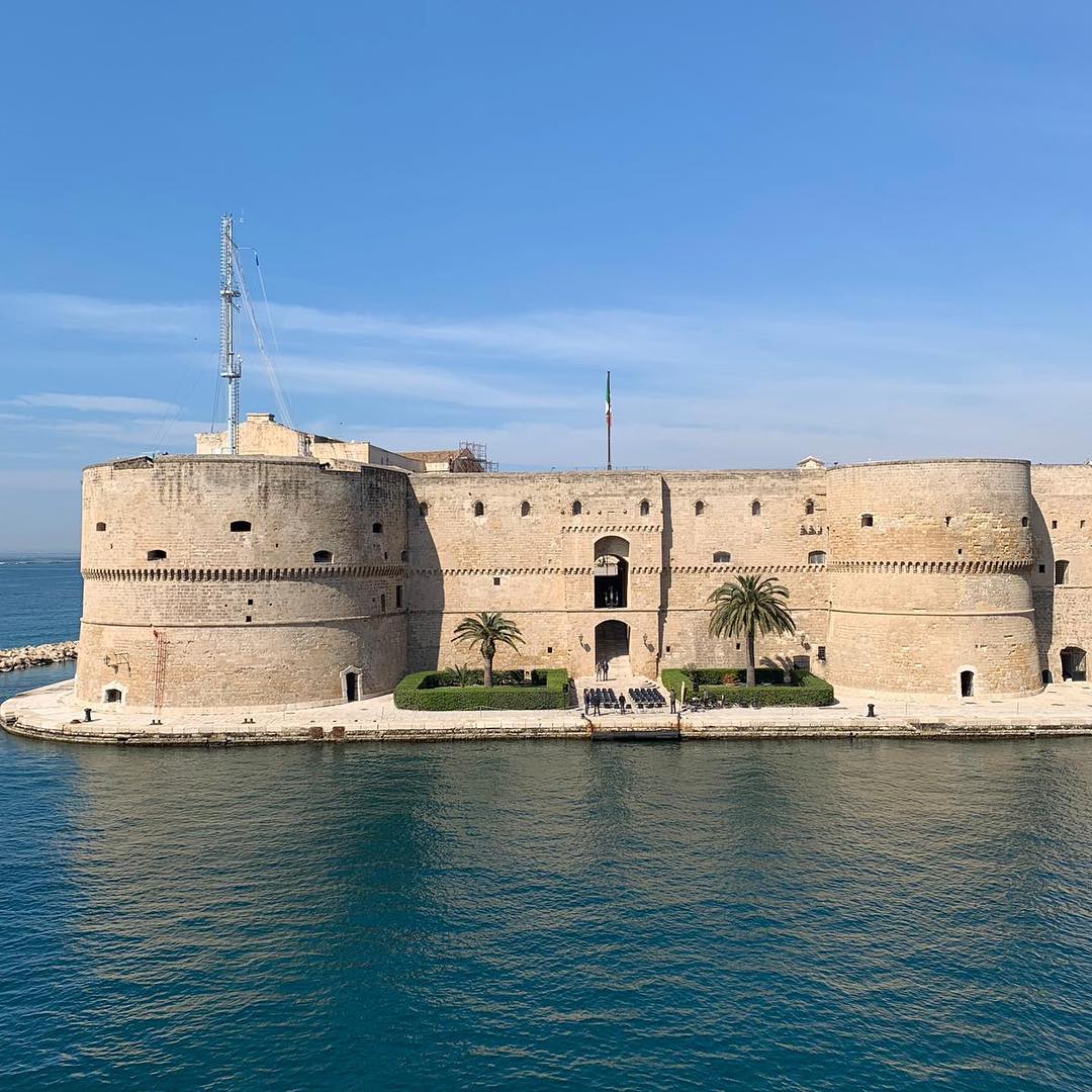 Il castello aragonese di Taranto, imponente maniero costruito sull'acqua, fu progettato nel XV secolo dall'architetto senese Francesco Di Giorgio Martini come struttura difensiva posta a guardia della città.
#WeAreinPuglia