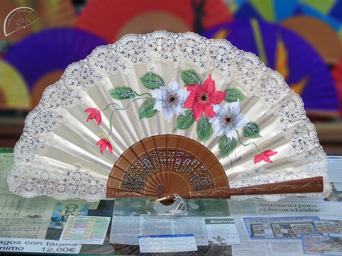 HandfanCarbonel's tweet photo. Los abanicos con encajes son ideales para #novias, #falleras, #festeras o #belleas. Si eres una de estas afortunadas pásate por Abanicos Carbonell y verás la amplia colección que tenemos para ti.
➡️https://t.co/uBYIeAApPp https://t.co/O7Q9cFi9Zk