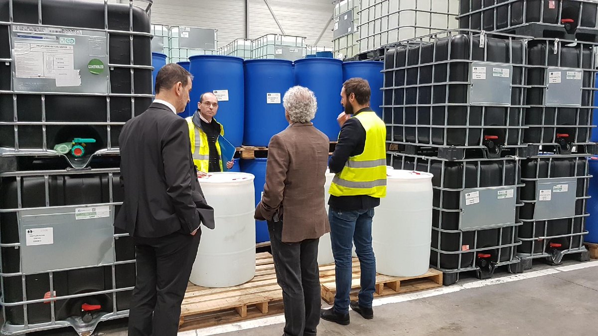 Prefet77's tweet photo. #DRIEE77 en opération coup de poing👊 avec Gérard Péhaut #SPMeaux. Inspections des #ICPE et site #SEVESO afin de prévenir & de réduire les dangers et les nuisances liés aux installations pour protéger les personnes, l’environnement et la santé publique. ▶️https://t.co/cuOAgyLB5z https://t.co/bsPKrXeldZ