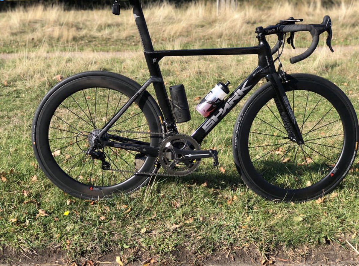 BendyBen999's tweet photo. Weapons away....cycling - good for the mind and the body. This is one of the quickest bikes I’ve ever owned and ridden. What a weapon. #zuuswheels #ticcc #surreycycling https://t.co/TnRCRy6nCC