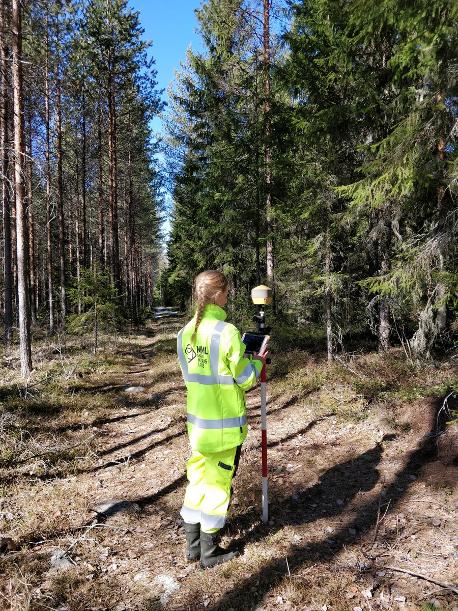 Ihan keltasirkkuna kevätlaitumille! Toimistossa vietetyn talven jälkeen ulkohommat auringossa on aika #jees. #Kylläkelpaa olla maanmittari.