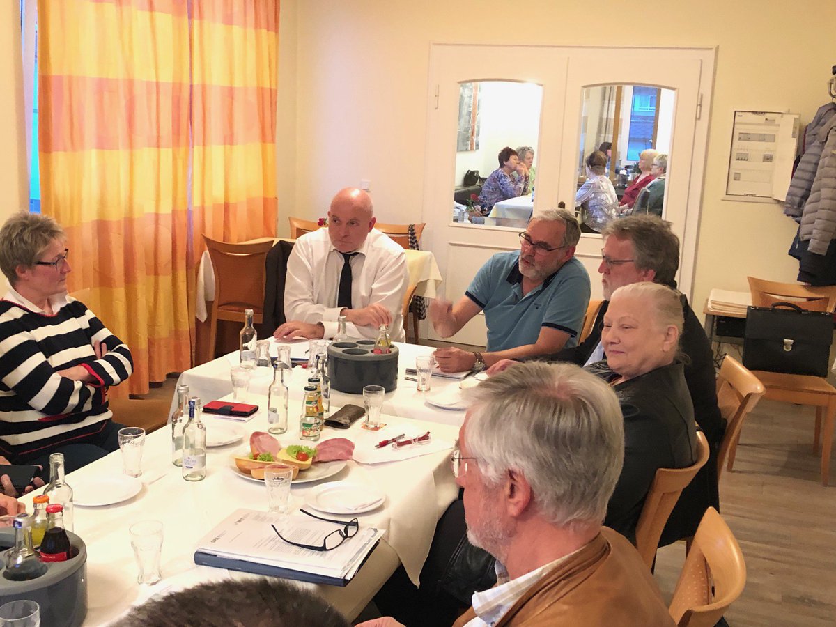 MatthiasHeider's tweet photo. Gestern im Gespräch mit niedergelassenen #Ärzten aus dem #Wahlkreis wurde eines deutlich: Die medizinische Versorgung im ländlichen Raum kann nur gesichert werden, wenn der #Landarzt-beruf attraktiver wird und Nachwuchs gewonnen werden kann. https://t.co/Ju5Rlro6hG