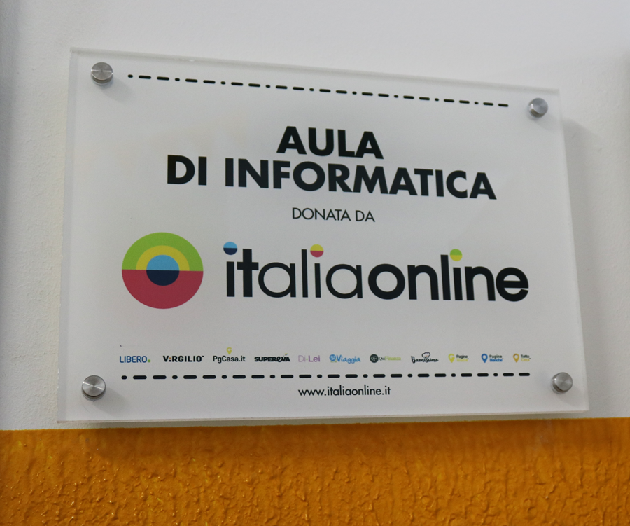 italiaonline_it's tweet photo. La nostra donazione natalizia è arrivata nelle mani giuste: quelle dei  ragazzi dell'Istituto Perasso a Milano. Una nuova aula di informatica  per accompagnare le generazioni future verso il #digitale. Oggi il taglio del nastro con l'assessore Laura Galimberti del @ComuneMI https://t.co/tDzmx91aOq