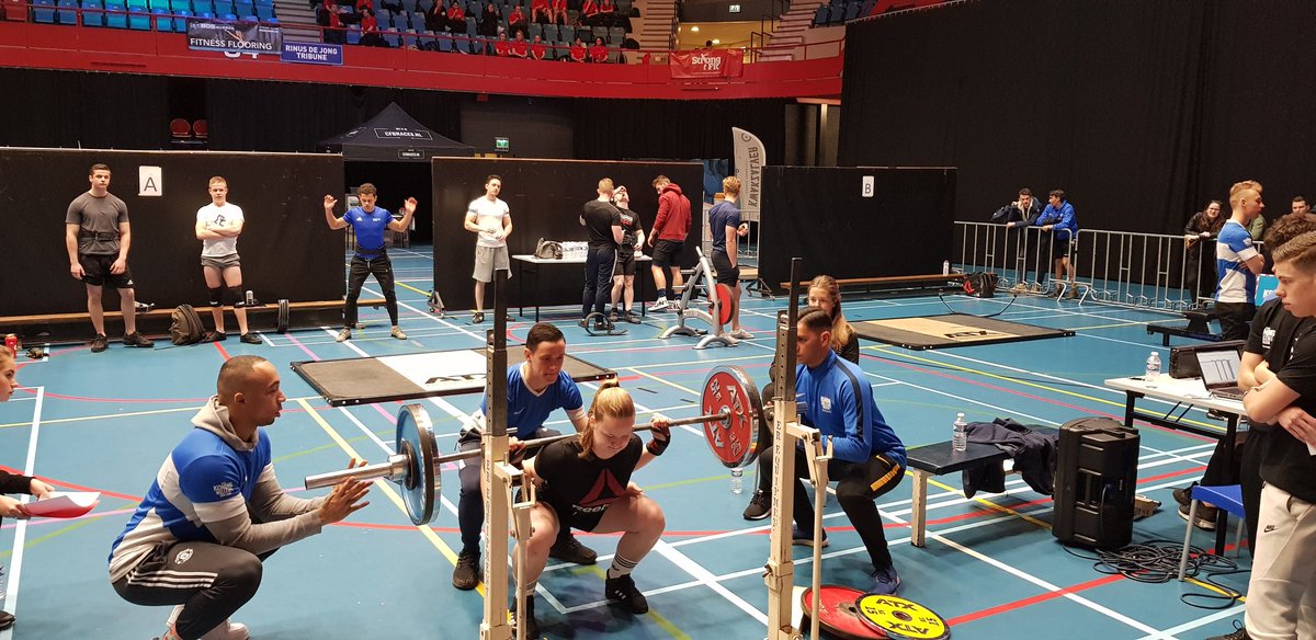 jcmajoor's tweet photo. MBO NK Crossfit, Powerliften en Bowlen in volle gang. MBO studenten halen het uiterste uit zichzelf en elkaar. Dit wordt georganiseerd door studenten en docenten van het Koning Willem I college in de Maaspoort 's Hertogenbosch. Dit evenement bewijst: Samen kunnen we heel veel! https://t.co/0k2pE3NSPU