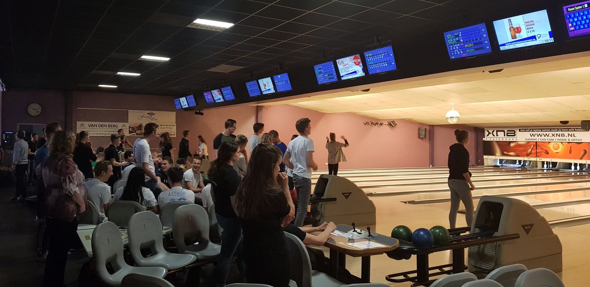 jcmajoor's tweet photo. MBO NK Crossfit, Powerliften en Bowlen in volle gang. MBO studenten halen het uiterste uit zichzelf en elkaar. Dit wordt georganiseerd door studenten en docenten van het Koning Willem I college in de Maaspoort 's Hertogenbosch. Dit evenement bewijst: Samen kunnen we heel veel! https://t.co/0k2pE3NSPU