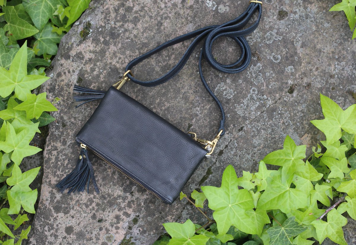 Arktana's tweet photo. A new season call for a new purse 👝
I love having a hands-free crossbody for days when I’m out &amp; about! This bag is super versatile- it can be used as a clutch, wristlet &amp; crossbody.
#arktana #amsterdamheritage  #handbagoftheday  #springaccessories #springready #arktanastyles https://t.co/6PDjJLQgI7
