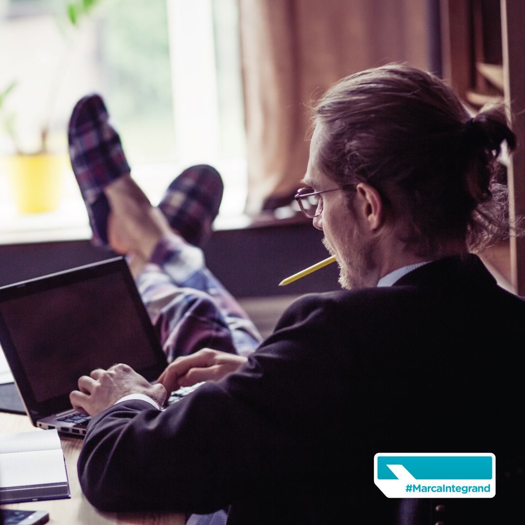 TurboCover's tweet photo. Levanta la mano eres de los que sale a la calle y no le importa manejar en pijamas y hasta ir al trabajo en ellas. #MarcaIntegrand #WearYourPajamasToWorkDay https://t.co/d1OLCWEP1q
