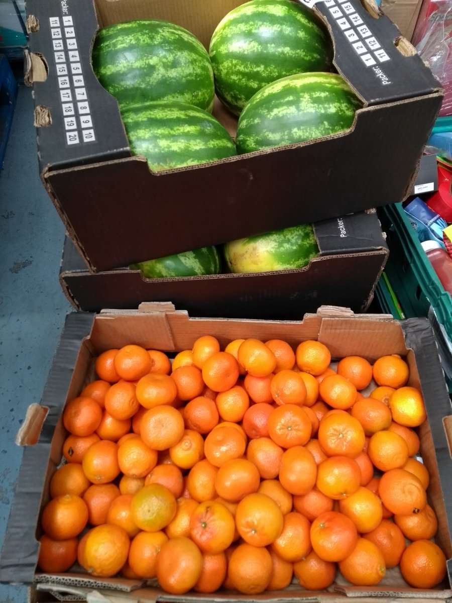 FareShareSW's tweet photo. We're pleased to see the warehouse is awash with bright colours, and it's all because of this bumper crop of healthy fruit that's come in! We'll be sending it all out to charities across the South West. Anyone ever tried frozen satsuma? Give it a go! #letsgetfruity #lovingthesun https://t.co/TejJJO4ZD8