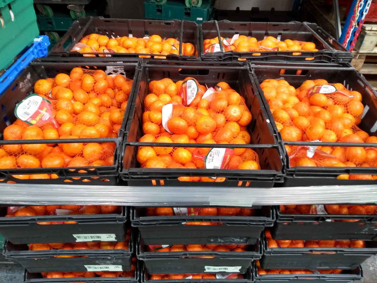 FareShareSW's tweet photo. We're pleased to see the warehouse is awash with bright colours, and it's all because of this bumper crop of healthy fruit that's come in! We'll be sending it all out to charities across the South West. Anyone ever tried frozen satsuma? Give it a go! #letsgetfruity #lovingthesun https://t.co/TejJJO4ZD8