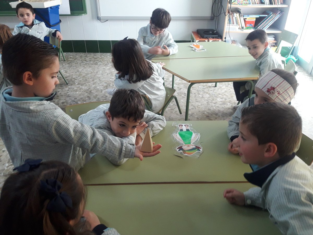 Xtorey_benifaio's tweet photo. #crbenifaio. En la clasecde 5 años trabajamos con cuerpos geométricos!!! Qué guay!!! #divertimates https://t.co/JciaZ4NXtF