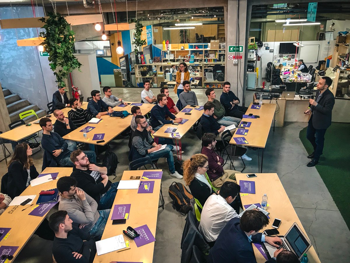 Appena iniziato il secondo modulo dell’#accademiadigitale di @Siemens_Jobs_IT! Oggi i 30 ragazzi incontrano Matteo Forgiarini, che ci parla di #bigdata in ambito business, di che impatto stiano avendo sulla vita di tutti i giorni e di come dovrebbero essere gestiti.#futuremakers