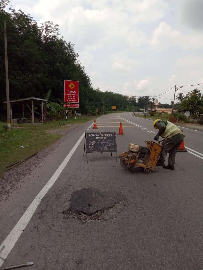 RC_temerloh's tweet photo. #R01 Kerja tampalan kekal #pothole di #ft10 #sec78 #bera #teamroadcare @Roadcare_Phg @baru_bian @HjAnuarTahir @CSFJ_JKR @MOWorks @JKRMalaysia @Roadcare_Phg @JKRPAHANG @JeDi_Bera @BeraJkr @Roadcare_Msia https://t.co/NTqeeemVm3