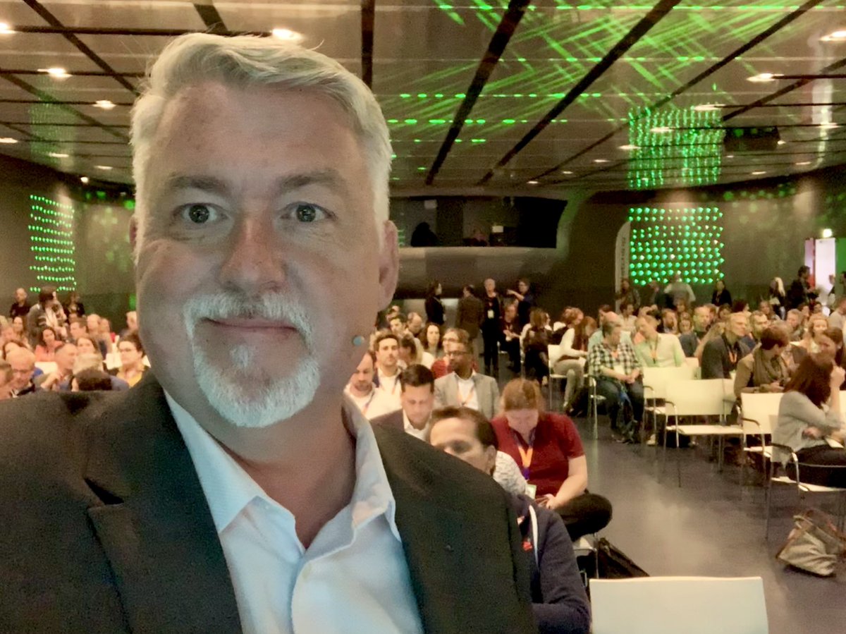dhinchcliffe's tweet photo. Miked up and ready to keynote to 450 or so #digitalworkplace leaders at #DWE19 in #Utrecht.
#intranet #ESN #collaboration https://t.co/gLh1kbi1bU