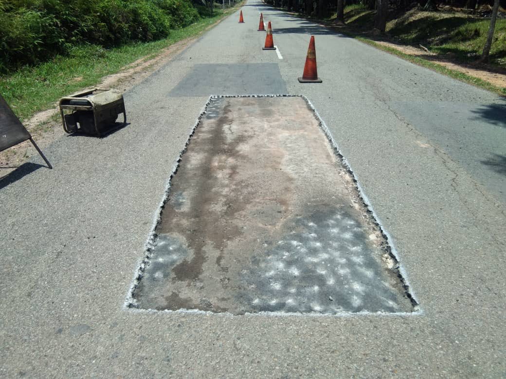RC_temerloh's tweet photo. #R01 Kerja tampalan kekal #pothole di #ft1565 #sec12.5 #bera #teamroadcare @Roadcare_Phg @baru_bian @HjAnuarTahir @CSFJ_JKR @MOWorks @JKRMalaysia @Roadcare_Phg @JKRPAHANG @JeDi_Bera @BeraJkr @Roadcare_Msia https://t.co/9SJ9xVubDl