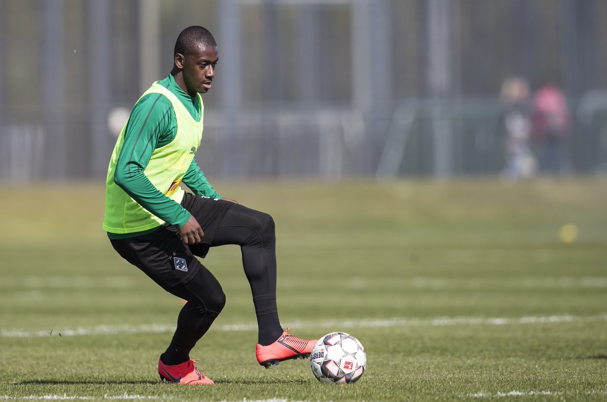borussia_fr's tweet photo. ⚽🏃‍♂️ @Mams_Dcr a fait son retour ce matin à l'entraînement 🙌

Quel plaisir de te revoir ! 🤗

#DieFohlen 💚🐎 https://t.co/LQT9YqKlDN