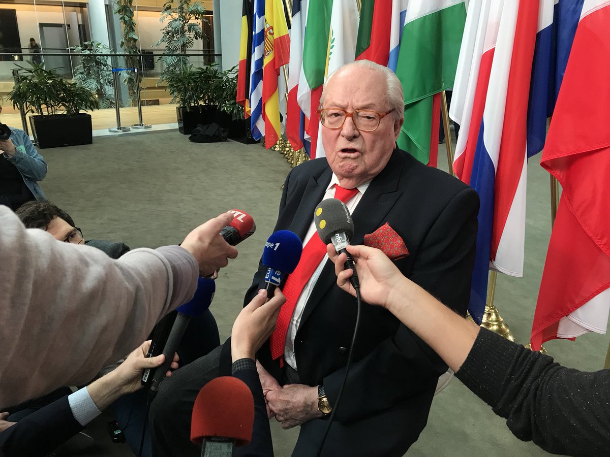 Avec <a href="/Juliie_Ma/">Julie ⚓️</a> et <a href="/TilloyOmbeline/">Ombeline Tilloy</a> nous avons assisté au départ à la retraite de Jean-Marie Le Pen au Parlement Européen
