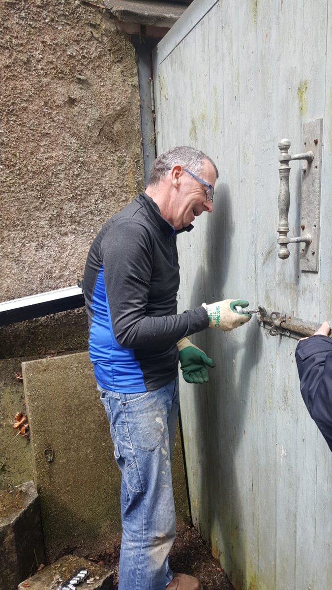 MensMidleton's tweet photo. A selection of pics from our #TemporaryWorkspace (& garden) today. We'll be ready to start painting very soon! #MensSheds #MenAtWork https://t.co/bAywaCrrEb