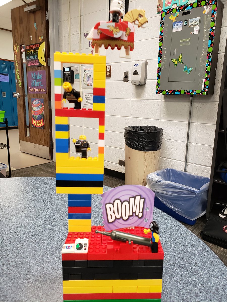StaceyLMax's tweet photo. Having some fun building in 8th grade STEM.  #carusoway #engage109 https://t.co/AgnpcqMTFP