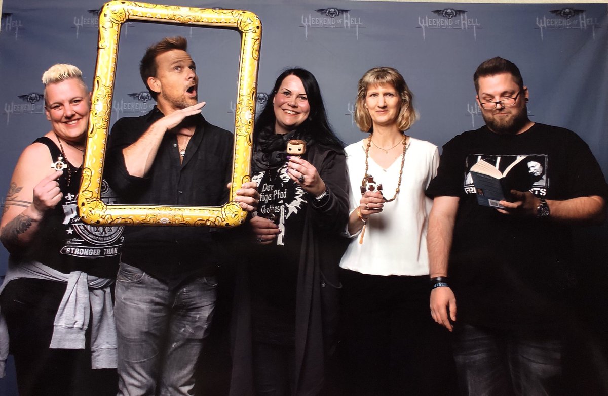 Last one of #TeamChaos 🎉❤️
#objects 
#Gegenstände 
Thank y’all for the fun times...until the next time 🙏🏻
<a href="/seanflanery/">Sean Patrick Flanery</a> <a href="/cinderellaTWD/">Meet_me_in_Berlin✌</a> <a href="/LucFerkel/">Luc von Ferkel 🜃</a> #Robin #seanpatrickflanery #weekendofhell