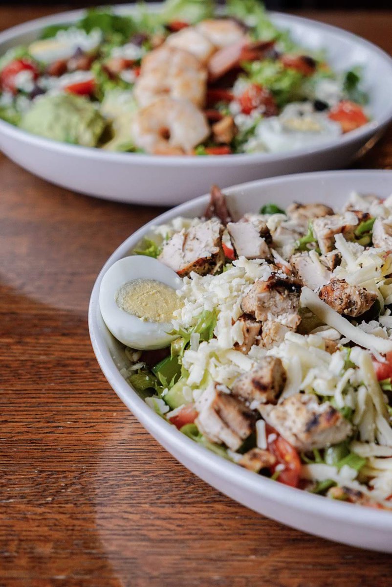 Chopped to make the perfect bite size ingredients 💚🥗

Chopped Salad: all natural Ohio chicken, white cheddar, cucumber, sauder farm egg, cherry tomato, balsamic vinaigrette