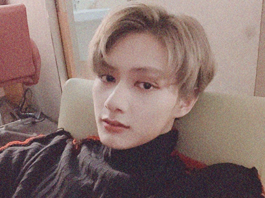 imhuib's tweet photo. "Your hair is as quiet as the dark night making me think of you from night till dawn. My long is hard to unravel. A riddle that can't be solved"

♡ #CaratSelcaDay ♡ https://t.co/9UnRYrZfwG
