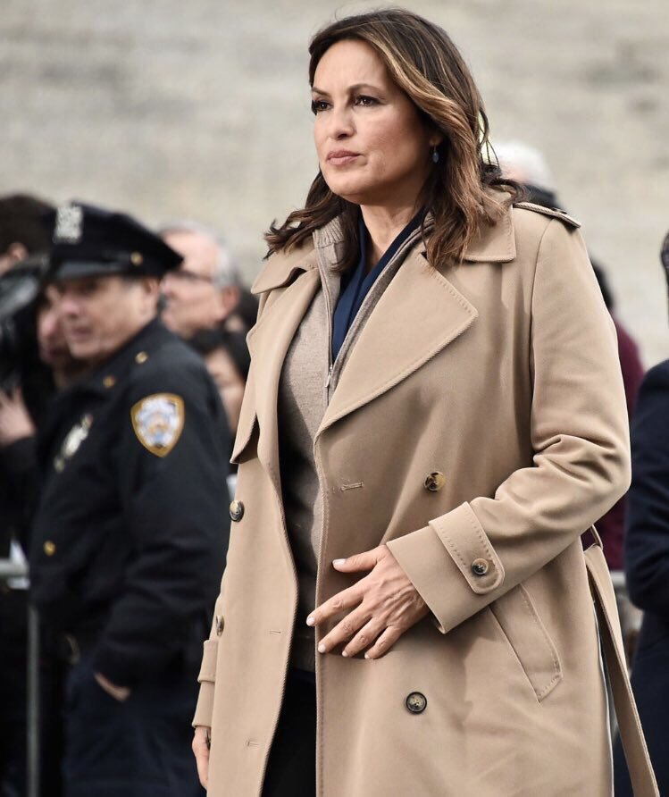 quinny_07's tweet photo. Behind the scenes... ๐ฌ @Mariska looking on point!๐๐ป #Power #BadAss #Benson #PowerCoat #SUVorSVU @nbcsvu https://t.co/OyRyMcuLOC