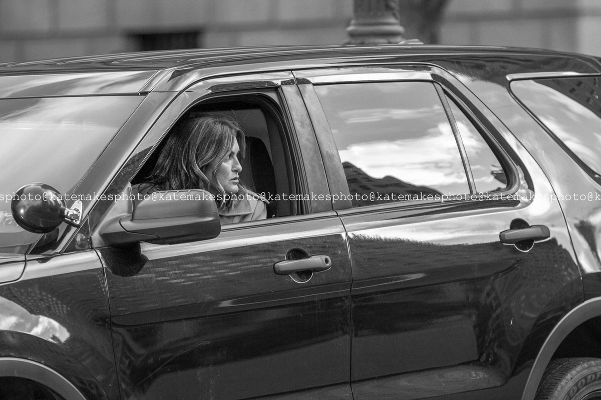 quinny_07's tweet photo. Behind the scenes... ๐ฌ @Mariska looking on point!๐๐ป #Power #BadAss #Benson #PowerCoat #SUVorSVU @nbcsvu https://t.co/OyRyMcuLOC