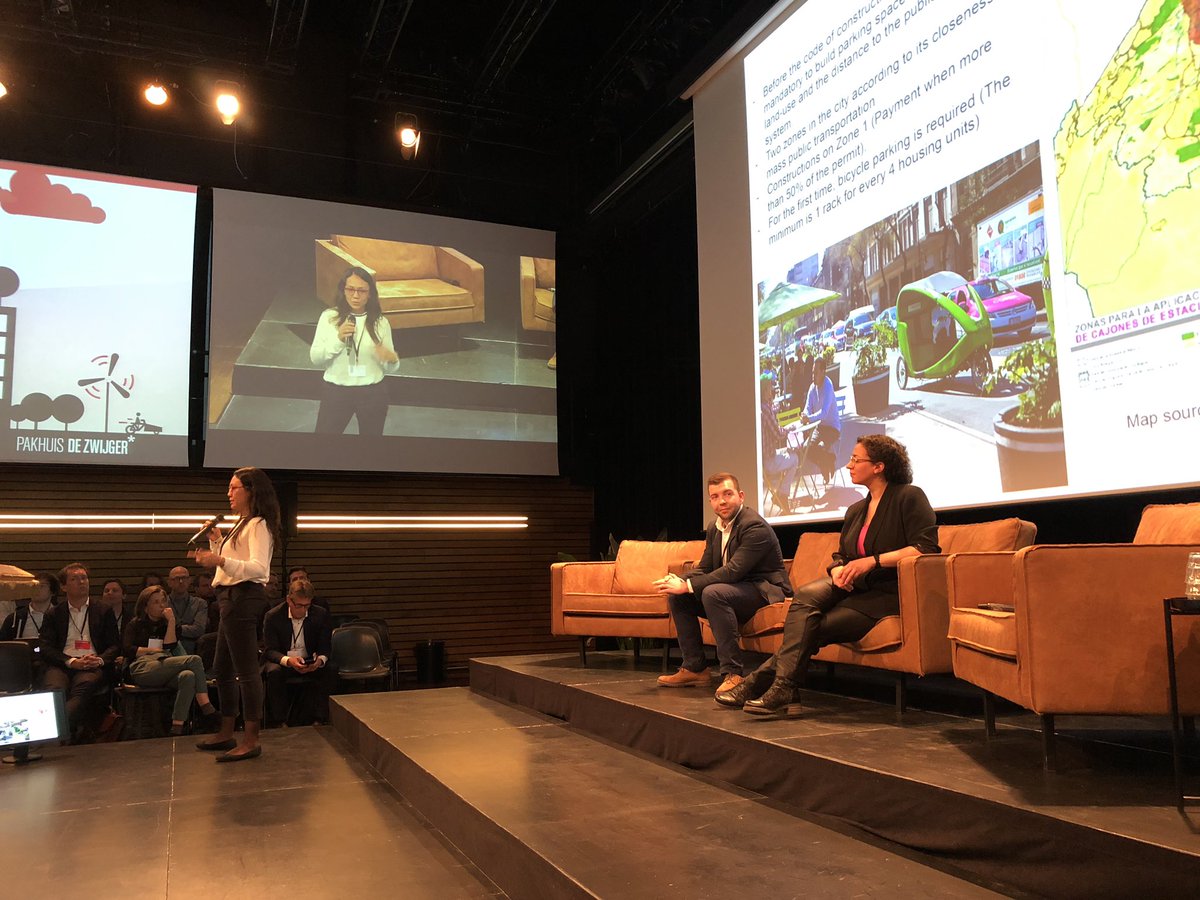 Living_Mobility's tweet photo. 21% van de inwoners van Mexico city reist met de auto, maar de auto neemt 40% van de openbare ruimte in. @nelishh on stage #livingmobility https://t.co/GRUGe1Kh0f