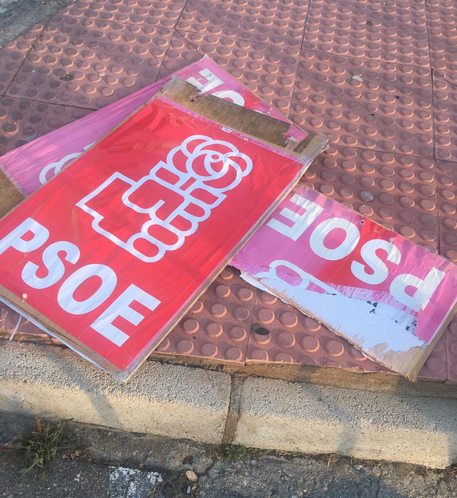 Condenamos actos vandálicos que hemos sufrido esta noche pasada en los carteles y alguna pancarta colocados con todo nuestro esfuerzo e ilusión. Algunos en nuestro pueblo están nerviosos y no entienden lo que es la democracia. El pueblo sabrá elegir el 28A Y el 26M #HazQuePase