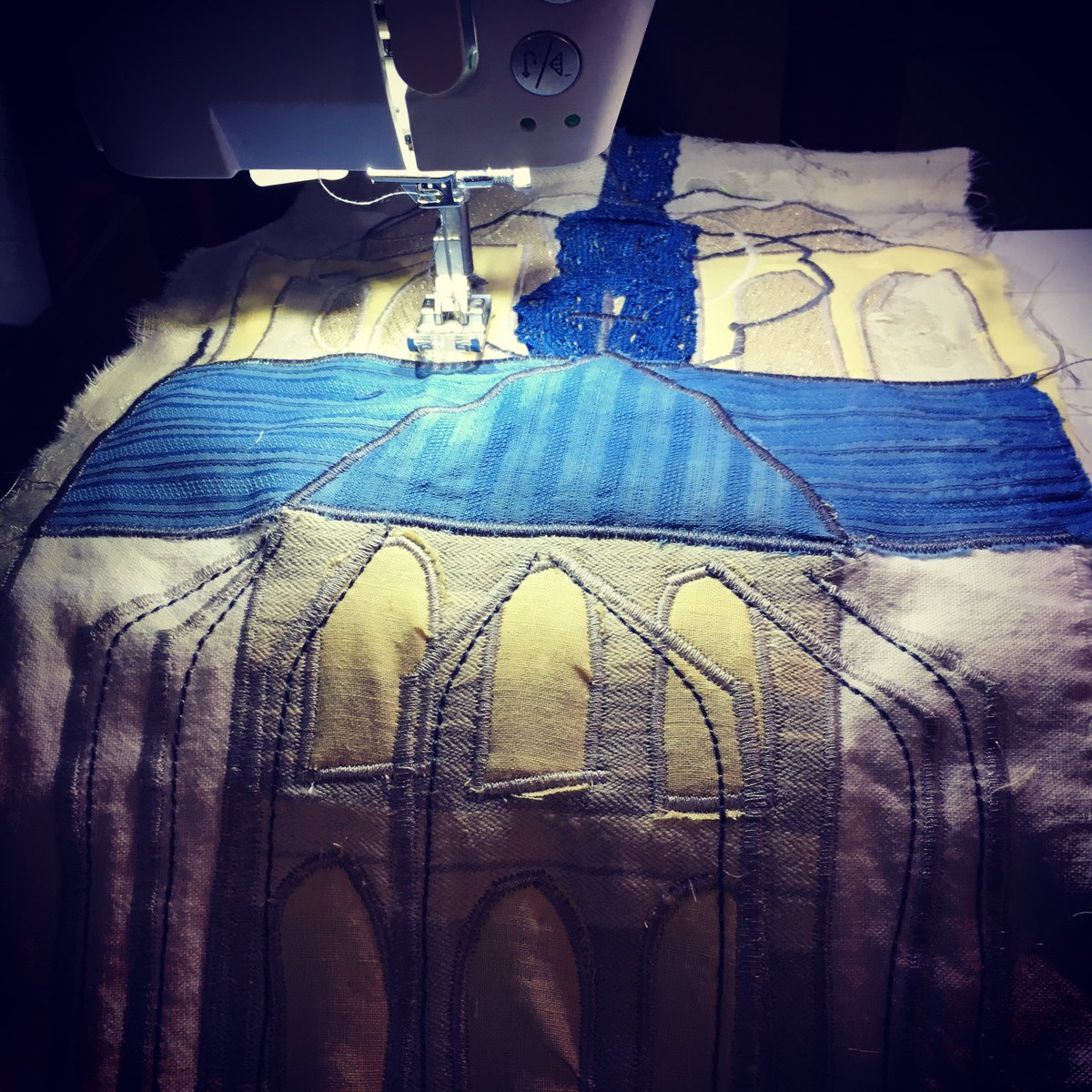 LeveNadine's tweet image. Le grand incendie #NotreDameFire #créationtextile #journaltextile #embrodery #broderie
