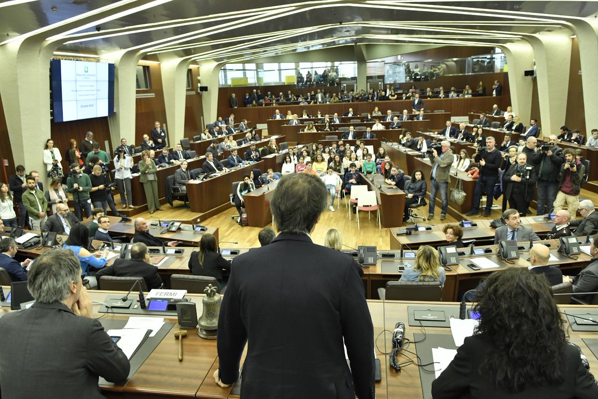 FontanaPres's tweet photo. In @ConsLomb abbiamo consegnato loro un #riconoscimento e una medaglia per il #coraggio, la #freddezza con la quale hanno reagito a un momento drammatico, ma soprattutto per lo spirito di #gruppo che ha consentito di salvarsi la vita. 2/2
#RegioneLombardia #Autobus #Studenti https://t.co/ghbZhRbefa