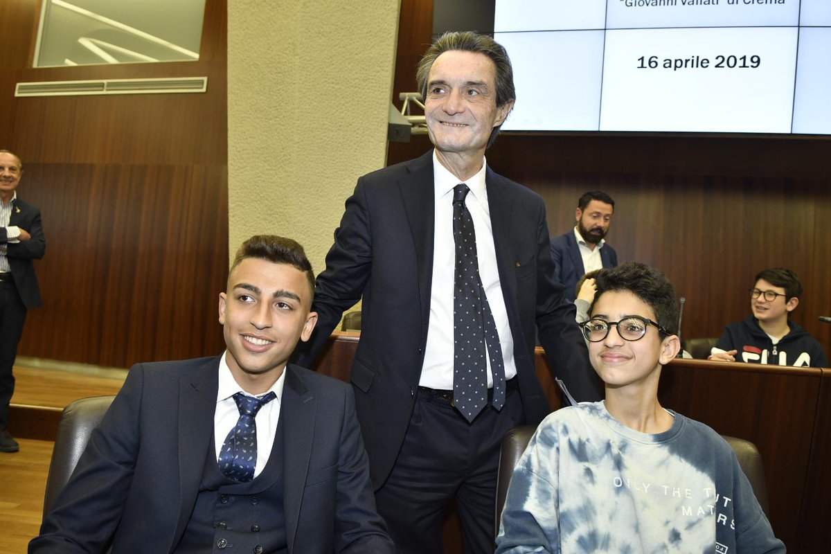 FontanaPres's tweet photo. In @ConsLomb abbiamo consegnato loro un #riconoscimento e una medaglia per il #coraggio, la #freddezza con la quale hanno reagito a un momento drammatico, ma soprattutto per lo spirito di #gruppo che ha consentito di salvarsi la vita. 2/2
#RegioneLombardia #Autobus #Studenti https://t.co/ghbZhRbefa
