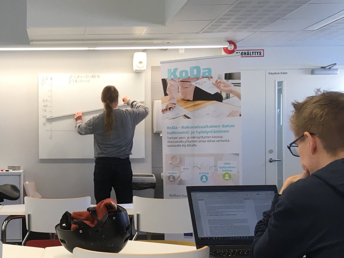 KoDahanke's tweet photo. KoDan kehittämisyhteisön Data-aineistojen visualisointi itseorganisoituvan kartan avulla -työpaja on käynnistynyt @Karelia_amk. #SOM #data #kehittämisyhteisö #työpaja https://t.co/MuFc89aLFh