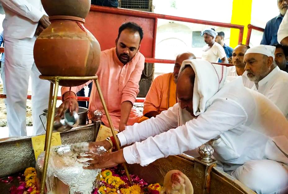 अचलेश्वर मंदिर पर भगवान भोलेनाथ की पूजा अर्चना की | 
Offered prayers to Bholenath Ji at Achleshwar Mandir , Gwalior.

#AshokSinghforGwalior #AbHogaNYAY #Gwalior