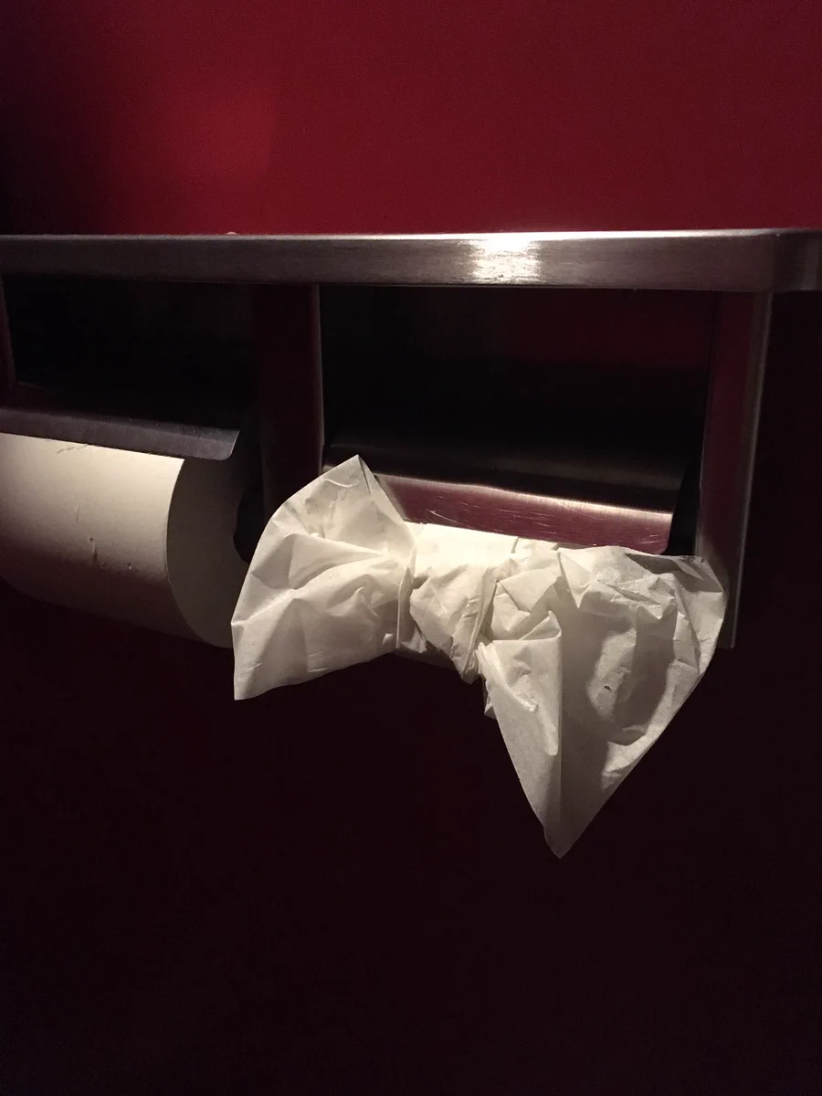 公衆トイレのトイレットペーパーでリボン作るとか汚いからやめてww