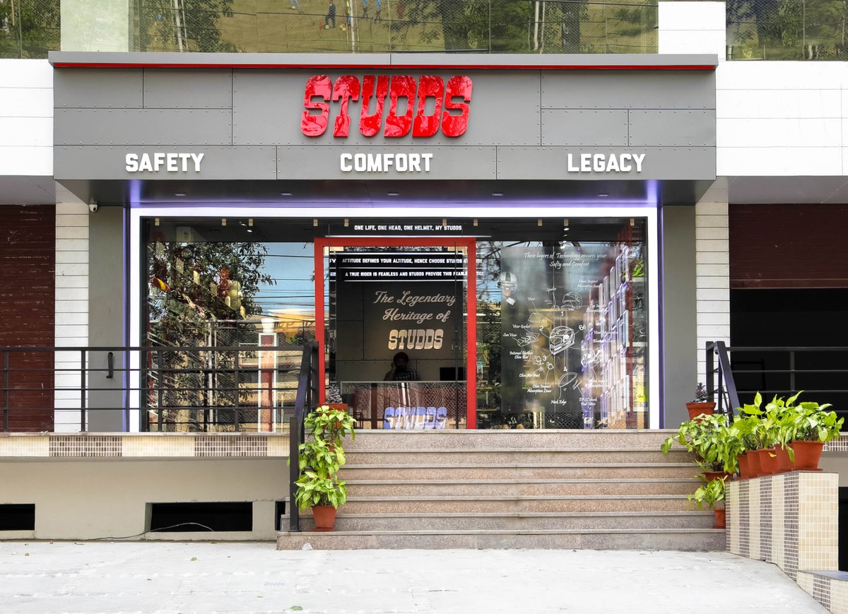Dartpvtltd's tweet photo. @Dartpvtltd recently designed and executed first ever “PHYGITAL” store for @StuddsHelmet  Read more : https://t.co/94NXyKLZF9

#retailstore #retaildesign #retailbranding #interiordesign #retaildesignagency #phygital https://t.co/G7PXg0jjuZ