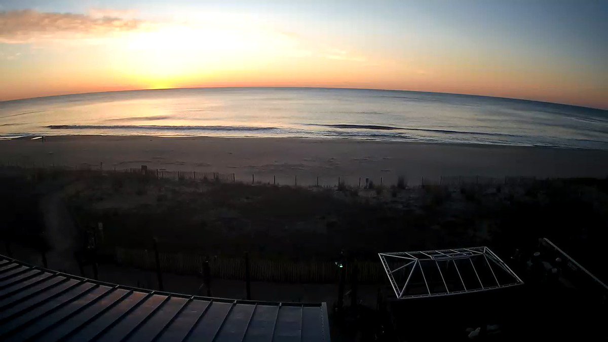 971TheWAVE's tweet photo. Spectacular Sunrise in #OCMD https://t.co/0jtkjEe7XW