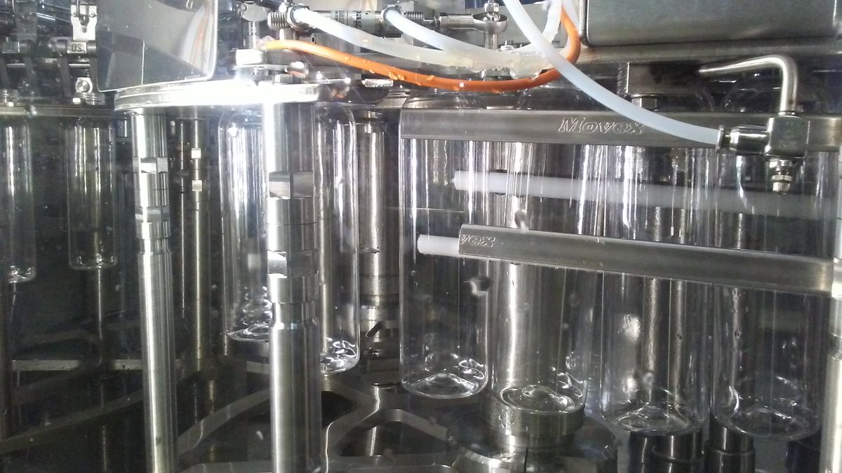 justepresse's tweet photo. Après avoir pressé les fruits et les légumes, le jus est mis en bouteille.

Chez Juste Pressé, nous avons la particularité d’utiliser la #HPF (Haute Pression à Froid), nos bouteilles sont soumises à 6000 bars nous sommes  donc contraints d’utiliser des bouteilles en plastiques. https://t.co/90irFxVDiH