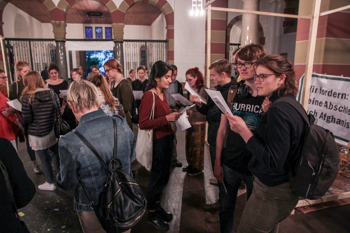 922m2's tweet photo. 11. Mai 2018: „Eine Kirche der Angst vor dem Fremden in ihr“ – die Schule der politischen Hoffnung @polithope demonstriert mit einem Bündnis gegen Abschiebungen und fordert Kirchenasyl für Geflüchtete.
#kirchenasyl #refugeeswelcome #sdph #solidaritycity #922m2 #BrüsselerPlatz https://t.co/3QnUmh4kSn