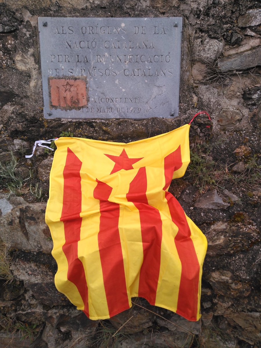 rpiqueh's tweet photo. L'any 1979 un grup de dones i homes independentistes posaven aquesta placa a Rià, a la Catalunya Nord. Moltes d'aquelles persones van patir repressió i tortura pel seu compromís amb la lluita per la independència dels Països Catalans. Avui toca recordar-les i continuar lluitant! https://t.co/tn3Yk9d28N