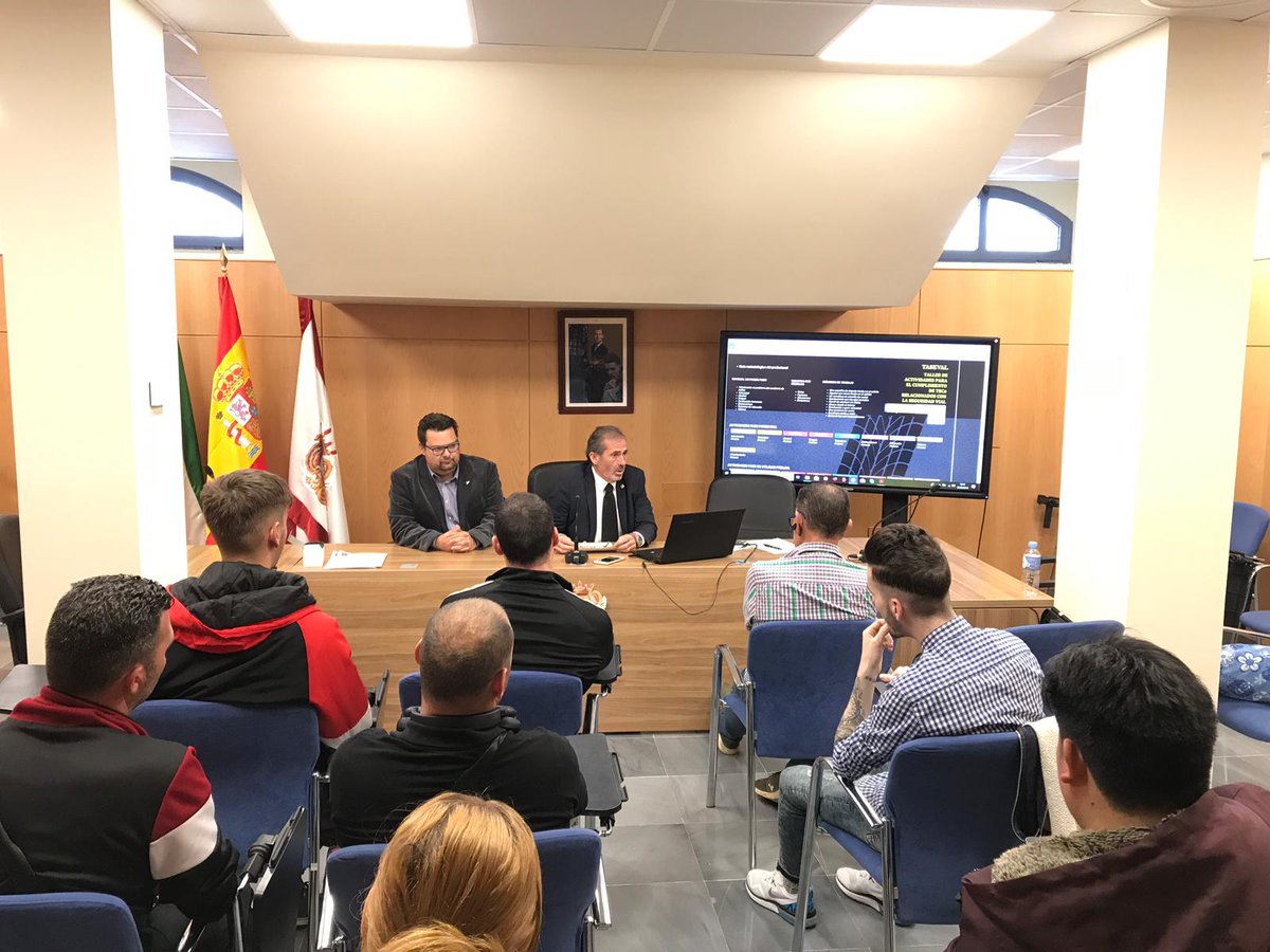 AbogaciaMalaga's tweet photo. Clausura de los talleres #TASEVAL con la presencia de @decanofjlara y @JorgePostigo03 Nuestro decano agradece su labor a todos los compañeros que han colaborado impartiendo estas sesiones formativas de forma altruista. https://t.co/N7BRoVIipC