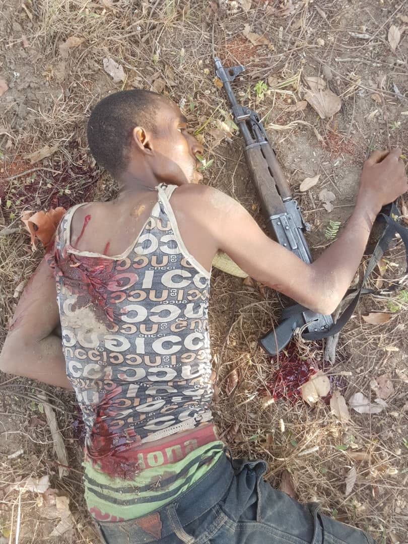 SenatorChijink1's tweet photo. God Bless the person who shot this idiot down.

#Fulani Boy said to be among those Terrorising People along Abuja - Kaduna Highway.

May God expose more of them again and people behind it!!!!

®√ Sen Chijinkem Ugwuanyi https://t.co/LqwixMeqFO