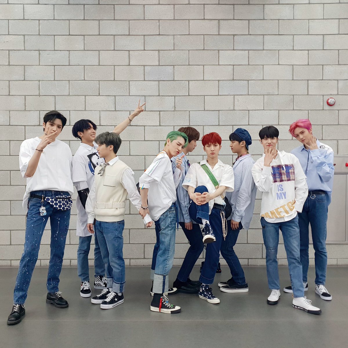 [📸] 20190416 @ 더쇼
　
‘신토불이’에 키노가 합류한 ‘봄눈’까지 목 빠지게 기다린 오늘! 유니버스 마음에 눈이 가득 왔잖아요🌸❄️ 후속곡 활동도 많은 사랑과 응원 부탁드립니다🥰
　
#펜타곤 #신토불이 #봄눈
#PENTAGON #SHA_LA_LA #Spring_Snow