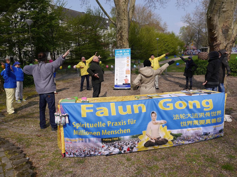 Nordstadtblog's tweet photo. #Frühlingsfest im #Blücherpark: Projekt #KoopLab will auf der Grünfläche zukünftigen Quartierstreffpunkt erschaffen #Dortmund #Nordstadt https://t.co/x2st2kWbtP https://t.co/bOojHSGs3n