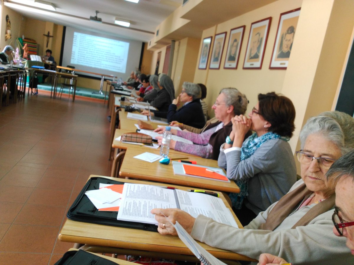escolapiasAR's tweet photo. Seguimos reflexionando y profundizando en los documentos de trabajo #CapituloProvincial #Escolapias #PaulaMontal #EspirituSanto @hmrescolapias @FE_Escolapias https://t.co/z6kOGEFhXW