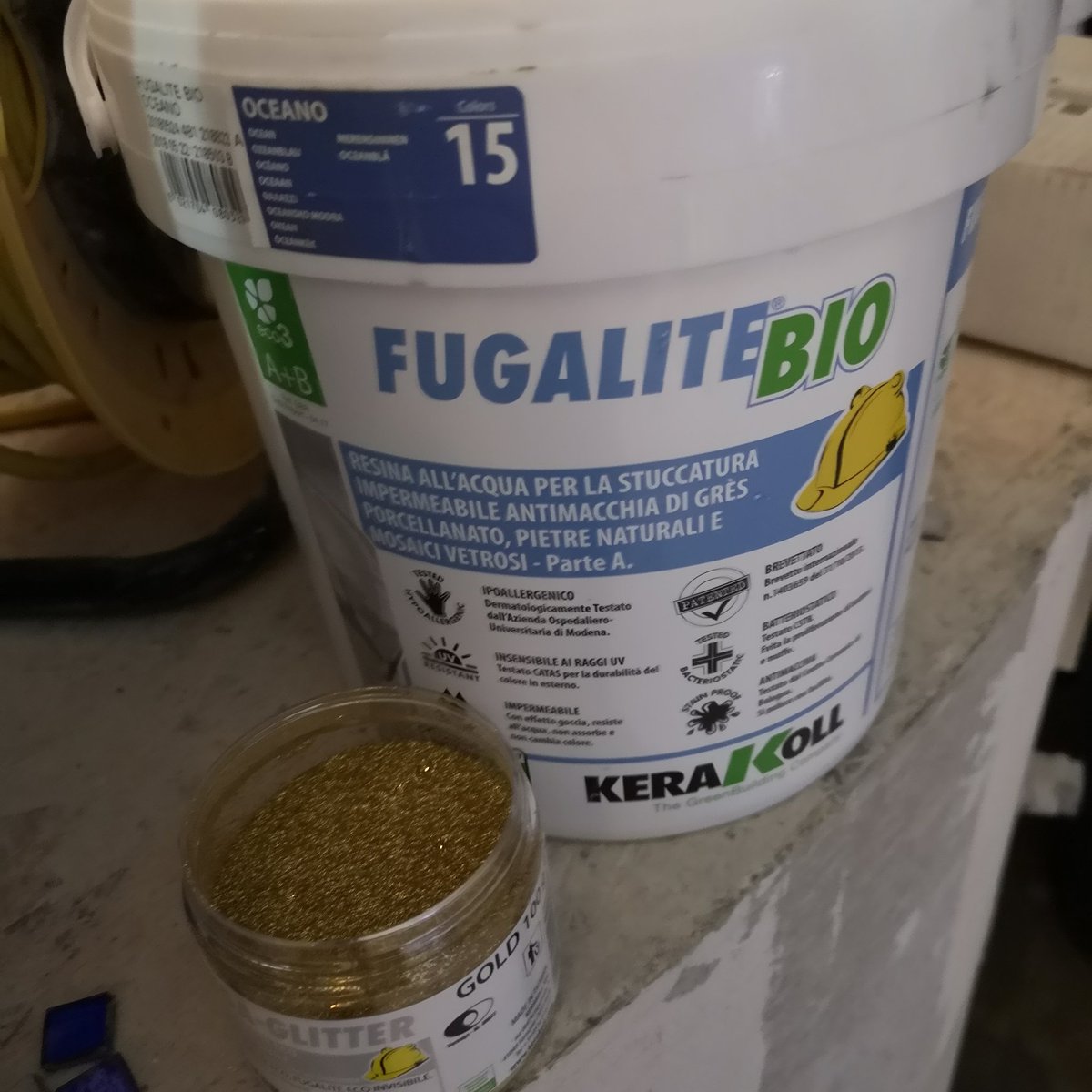 Roblowetiling's tweet image. First time using this product @KerakollUK blue with gold glitter. 2 buckets down quite a few more to go