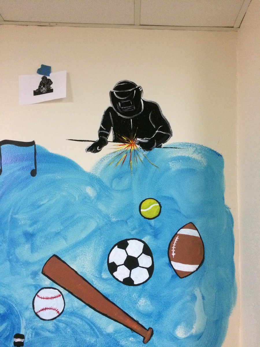 CauserLaura's tweet photo. More work being done on the mural walls ⁦ https://t.co/lS9wu031Lh