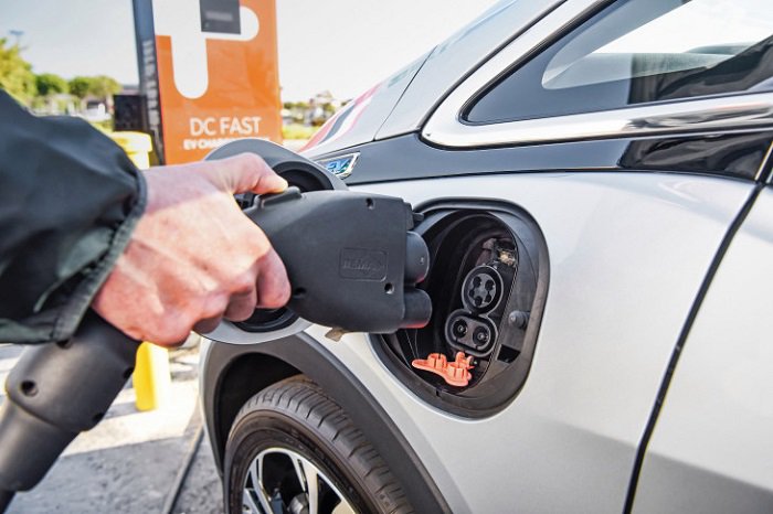 OGandE's tweet photo. Charge up and leave your home with a full tank every day. The Magic Man & Cara Rice from Magic 104.1 are discovering all of the benefits of driving electric this week. Tune in this morning to hear more. Learn more about EVs at https://t.co/PHKt3GneIF. #OGEV https://t.co/UDX8FVCRj2